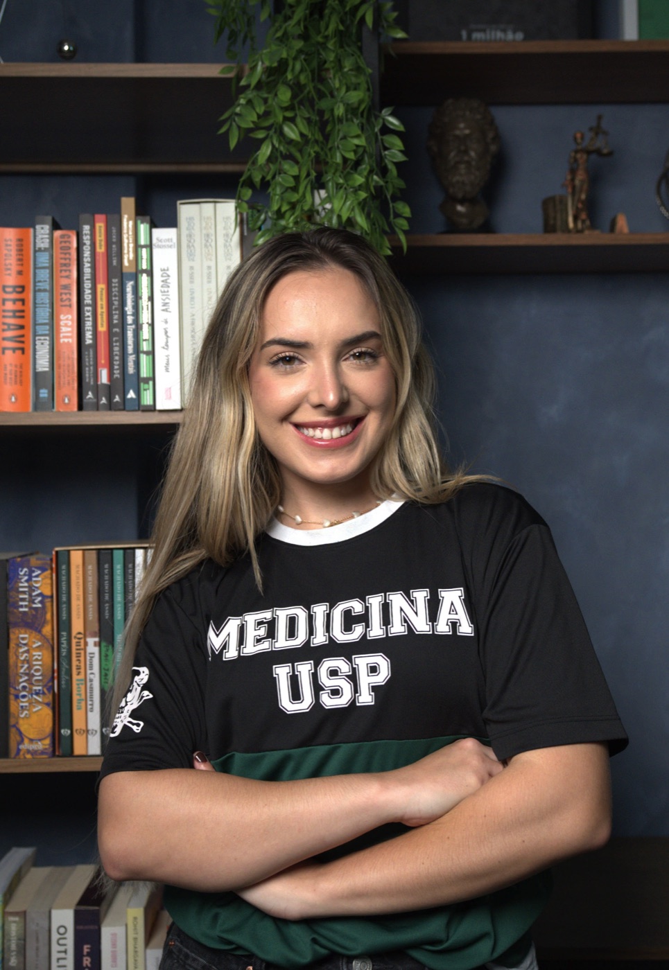 Gabriela Favilla, mentora, com a camiseta de Medicina USP
